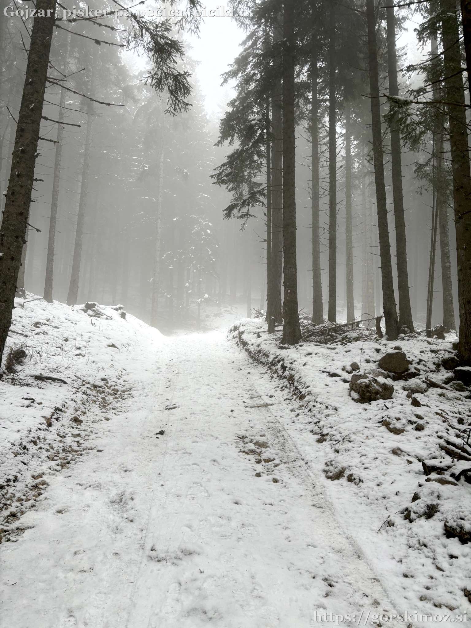 Vzpon po megleni cesti proti...