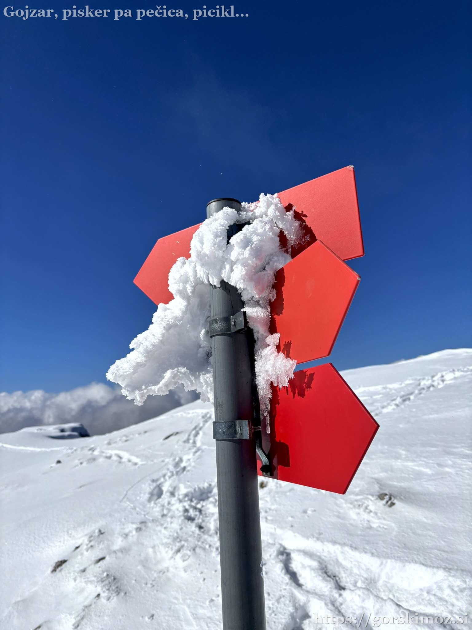 Smerokazi tik pod vrhom.