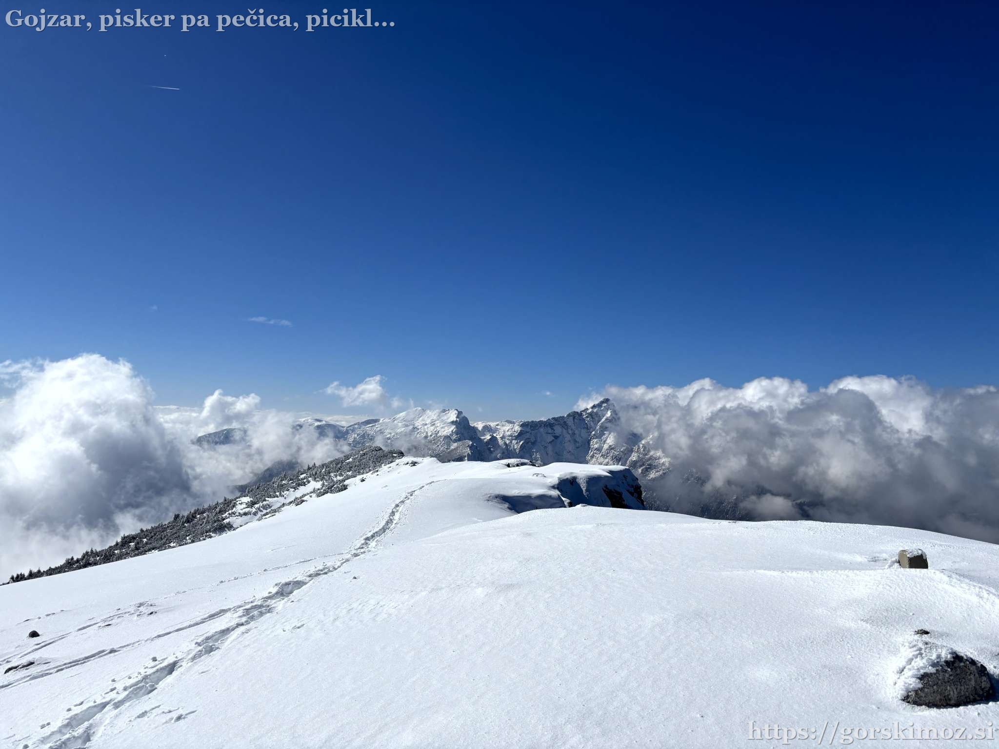 Razglede proti Ojstrici, Planjavi in Skuti ovirajo oblaki.