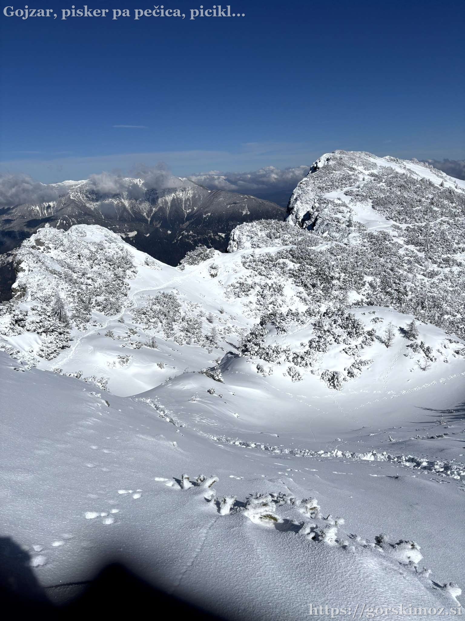 Na vrhu je pihal mrzel veter, zato se nismo predolgo zadrževali in se hitro odpravili nazaj proti Loki.