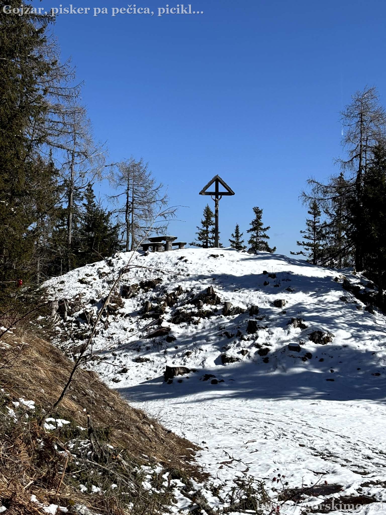 Vzpnemo se še do križa, ki ga zjutraj zaradi megle nismo opazili.